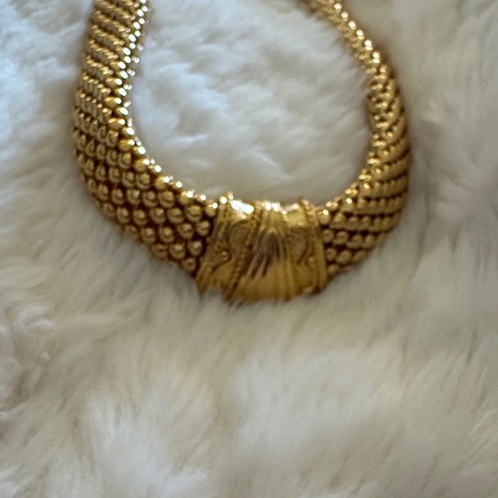 Vintage Avon Gold Plated Mesh Chain Magnetic Front Lock Necklace NEW IN BOX - Picture 2 of 7